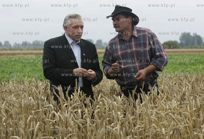 Andrzej Lepper na polu Andrzeja Sobocinskiego ( rolnika...