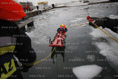 Gdynski Basen Jachtowy. Strazacy Jednostki Ratowniczo...