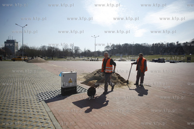 Gdansk. Przygotowania Placu Zebran Ludowych do pelnienia...