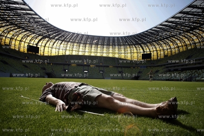 Przed stadionem pilkarskim PGE Arena odslonieto jej...