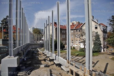 Gdansk. Budowa Trasy Slowackiego. Montaz ekranow dzwiekkochonnych...
