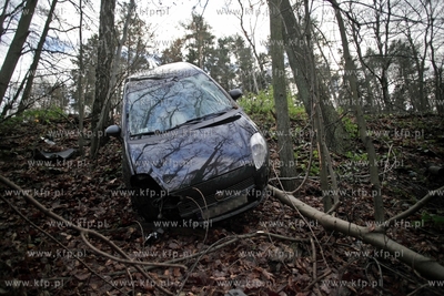 Sopot.Ul.Malczewskiego. Fiat Punto wypadl z drogi....
