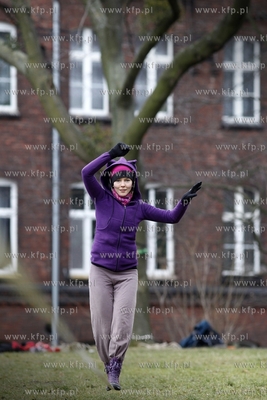 Ela Ostrowska trenuje slackline, czyli chodzenie po...