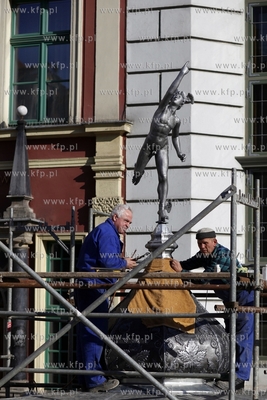 Montaz odrestaurowanej figury Hermesa na na przedprozu...