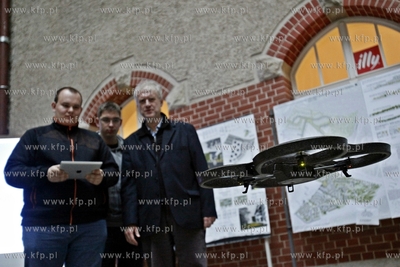 Bezplatny kurs obslugiwania dronow na dziedzincu Jana...