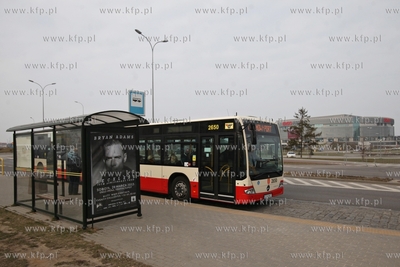 Autobus Mercedes Conecto linii 148 na przystanku przy...