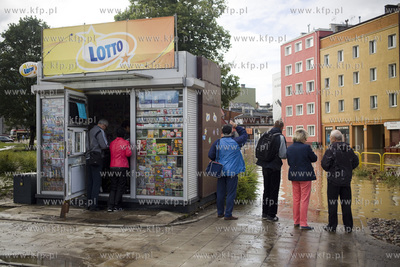 Zalane po intesywnych opadach deszczu skrzyżowanie...