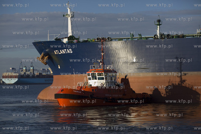 Irański supertankowiec M/T Atlantas wpływa do Naftoportu...