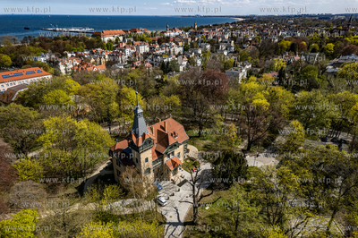 Sopocka Majówka z biblioteką przy ulicy Goyki. Kamienica...