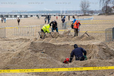Przeczesywanie i rozkopywanie terenu byłej Zatoki...