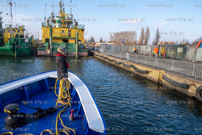 Testowy rejs promu F8, kursującego wzdłuż remontowanego...