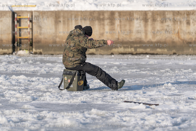 Zima. Łowienie na lodzie przy przystani Żabi Kruk...
