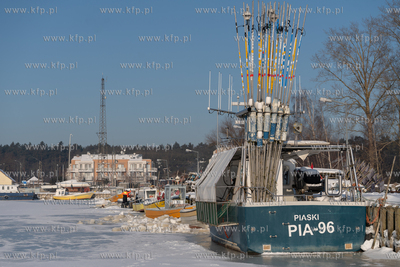 Zima na Mierzei Wiślanej. Zamarznięty port rybacki...