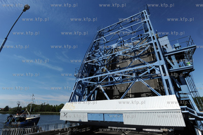 Dziwnow. Drogowy most zwodzony na rzece Dziwnie laczacy...