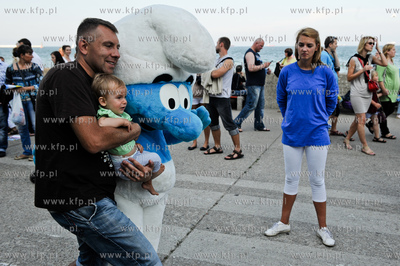 Gdynia. Bulwar nadmorski. Akcja promocyjna filmu Smerfy,...