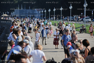 Gdynia. Bulwar nadmorski. Akcja promocyjna filmu Smerfy,...