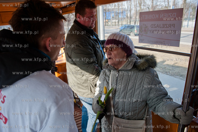 Gdansk. Dzien kobiet w zabytkowym tramwaju 105 N z...