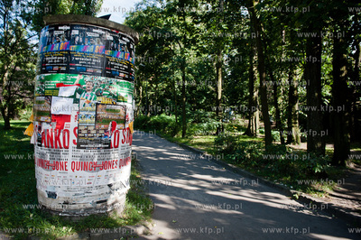 Gdansk. Wrzeszcz. Slup ogloszeniowy w parku przy ulicy...