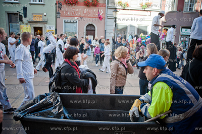 Gdansk. Ulica Dluga. Parada z udzialem bebniarzy, tancerzy...