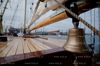 Gdansk. Stocznia Remontowa. Prezentacja zaglowca STS...