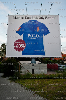 Gdansk. Nowo postawiona, tablica reklamowa, ktora spowodowala...