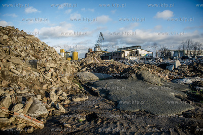 Gdansk. Tereny bylej Stoczni Gdansk. Wyburzenie budynku...