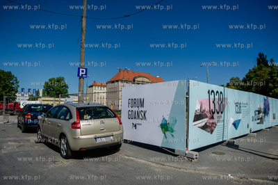 Gdansk. Auta zaparkowane przy ulicy Okopowej w sasiedztwie...