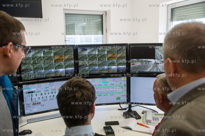 Symulowana akcja ratunkowa po zderzeniu trzech samochodow,...