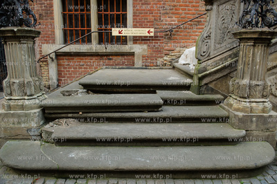 Gdańsk. Remont zabytkowego przedproża Ratusza Głównomiejskiego.
18.10.2017
fot....