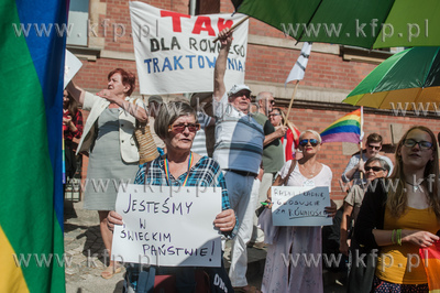 Demonstracje przed siedzibą Rady Miasta Gdańska w...