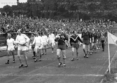 Tradycyjny mecz pilkarski prasa - aktorzy na stadionie...