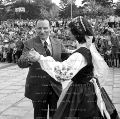 Swieto Ludowe w Przodkowie na Kaszubach. Gosc tanczy...