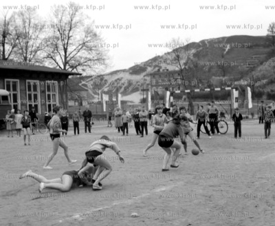 Zawody sportowe na boisku szkoly podstawowej nr 14...