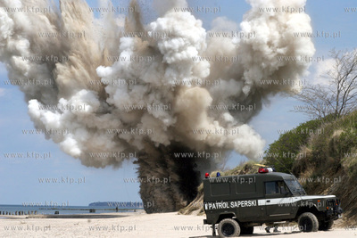 Patrol saperski z Trzebiatowa odpalil 100kg bombe lotnicza...