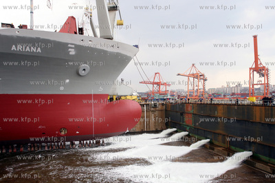 Gdynia. Wodowanie m/s Ariana w suchym doku Stoczni...