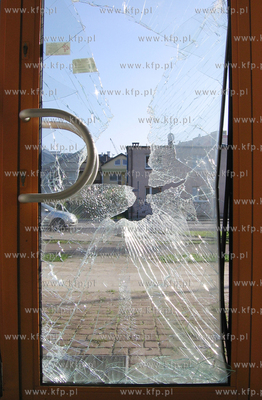 Potluczone zbrojone szyby w budynku przy ul. Lubelskiej...