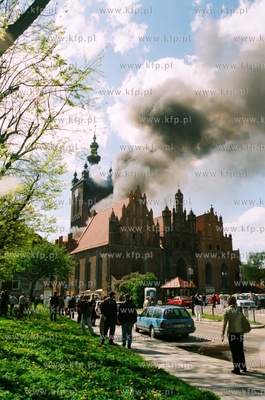 Pozar zabytkowego kosciola sw Katarzyny w Gdansku....