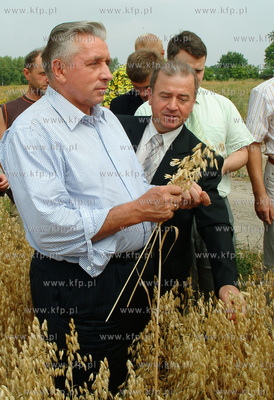 Minister Rolnictwa Andrzej Lepper wizytuje pola w Karnieszewicach...