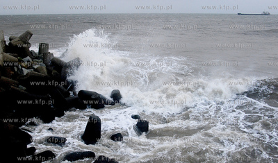 Sztorm na Baltyku. Nz. ogromne fale rozbijajace sie...