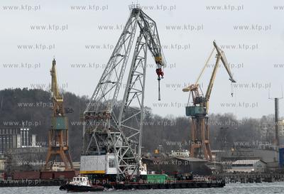 Stocznia Gdynia SA. n/z plywajacy dzwig w kanale portowym

05.04.2007

fot....