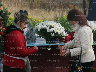 Swieto Zmarlych na szczecinskim cmentarzu centralnym.Jest...