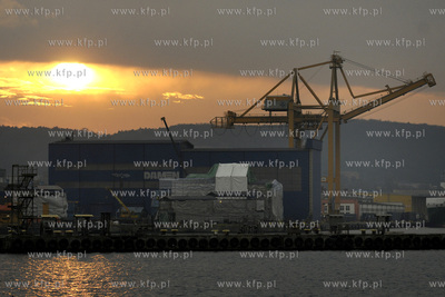 Zachod slonca w gdynskim porcie

28.11.2008

fot....