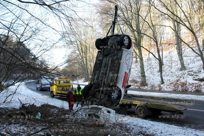 Gdynia, ul. Malokacka. Nz. Samochod marki Toyota wpadl...