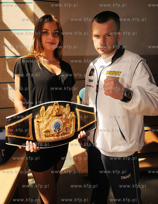 Damian Jonak piesciarz grupy BKP, ktory w walce wieczoru...