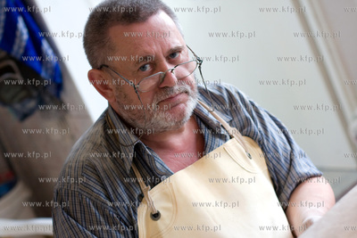 Chmielno. Zaklad Ceramiczny Genius. Nz. pan Roman,...