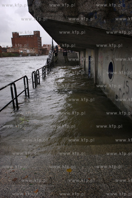 Mocny polnocny wiatr i zwiazana z tym cofka spowodowaly...