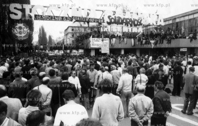 Brama nr 2 Stoczni Gdanskiej im Lenina podczas strajkow...