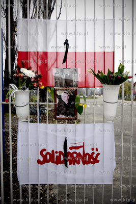 Gdansk. Historyczna brama Stoczni Gdanskiej. Flagi...