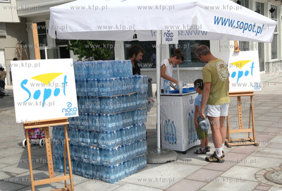 Sopot. Akcja darmowego rozdawania wody turystom i mieszkancom...