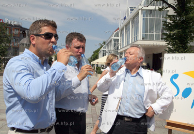 Sopot. Akcja darmowego rozdawania wody turystom i mieszkancom...